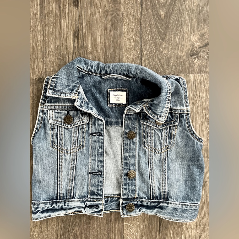 Girls GAP Kids Denim Vest Size Medium (Like New!)